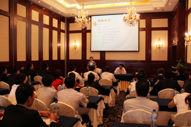集團(tuán)酒店產(chǎn)業(yè)部舉行中高層干部禮儀培訓(xùn)會(huì)議