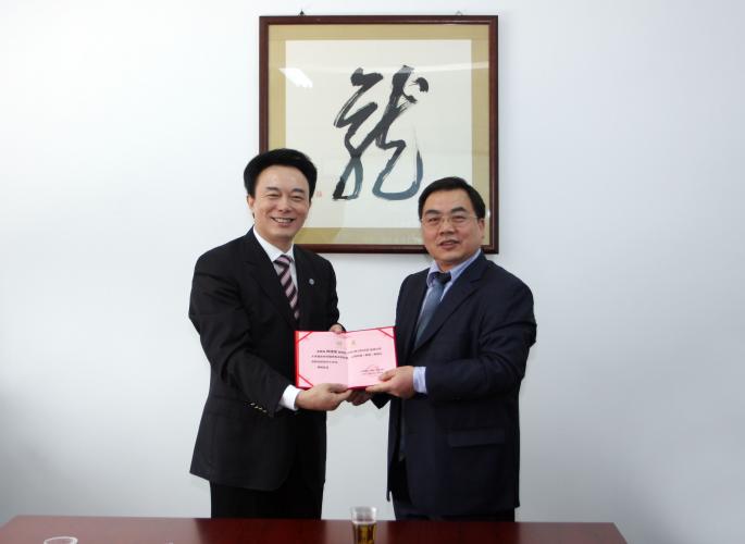 協(xié)通集團(tuán)董事長唐慶余向山東大學(xué)晶體研究所所長、國家晶體重點(diǎn)實(shí)驗(yàn)室主任陶緒堂頒發(fā)聯(lián)合研發(fā)中心主任的聘書