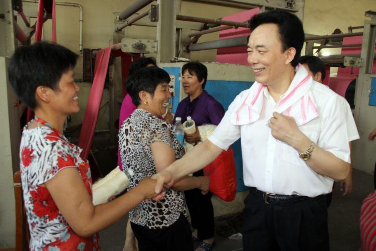 集團(tuán)主要領(lǐng)導(dǎo)到企業(yè)進(jìn)行高溫慰問