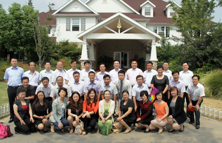 集團(tuán)組織廠長、總經(jīng)理以上干部赴江蘇徐州考察時(shí)的合影