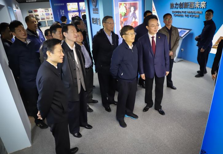 2018年11月14日  原中央政治局委員、中央政法委書記孟建柱與市、區(qū)有關(guān)領(lǐng)導(dǎo)一行蒞臨集團(tuán)走訪考察